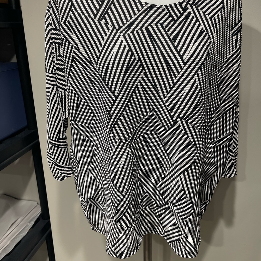 Alfani Black and White Geometric Top woman’s shirt